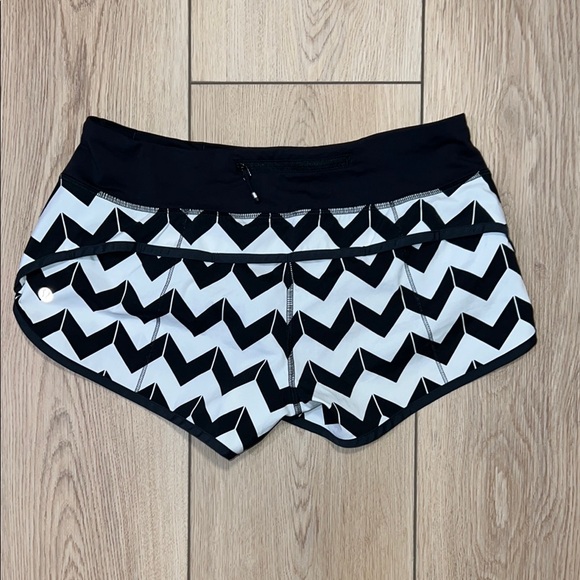 NWOT - Lululemon Athletica Black and White Athletic Shorts Chevron Pattern - Picture 3 of 8
